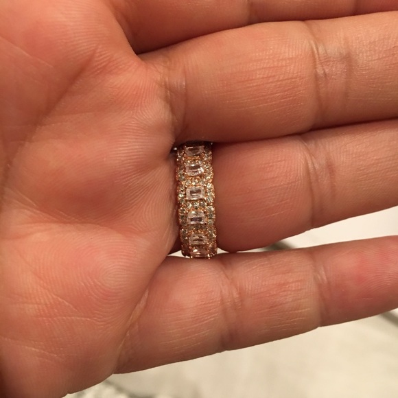 ✨ Rose Gold & Cushion Cut Diamond Eternity Band ✨ - Picture 3 of 3